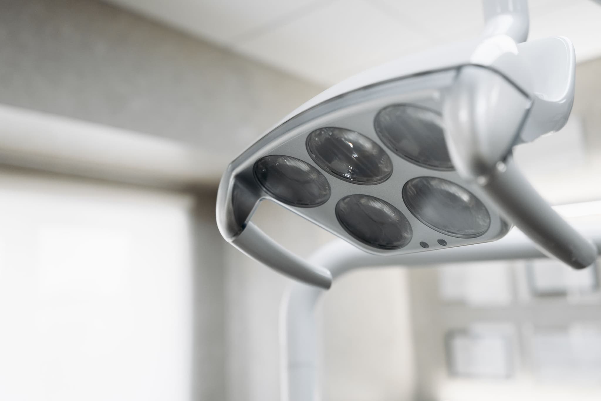Detalj operacijskog svjetla iznad stomatološke stolice