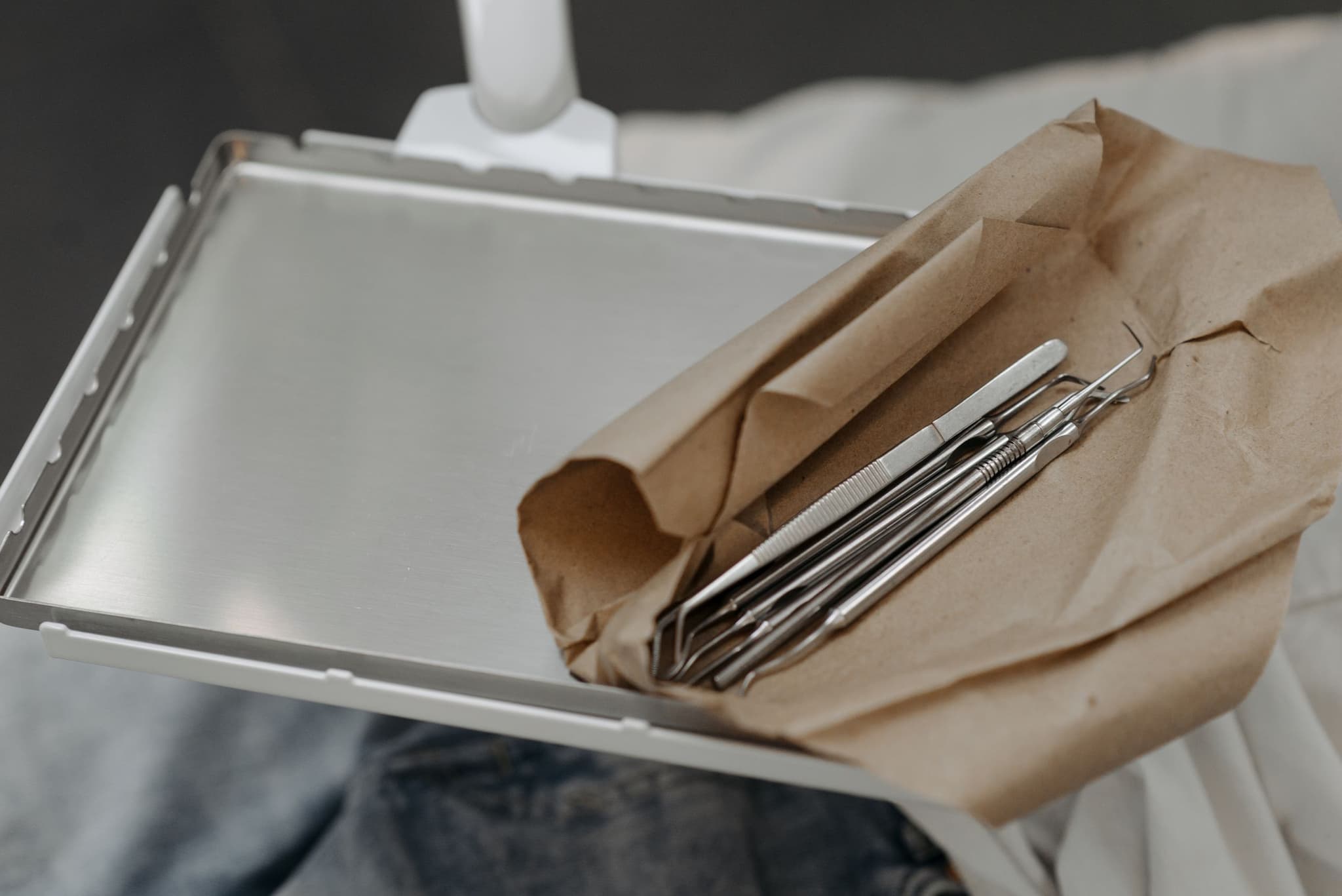 Sterilni instrumenti u zatvorenom papirnatom sterilizacijskom pakiranju na metalnom pladnju